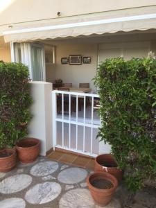 un porche con macetas y una puerta blanca en Apartment Martinez Cala Josep, en Alcossebre
