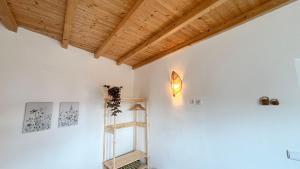 a room with white walls and a wooden ceiling at Casa do Mestre in Amieira
