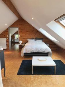 a bedroom with a bed and a white table at Studio à la campagne in Jalhay