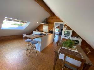a kitchen and living room with a table and chairs at Studio à la campagne in Jalhay