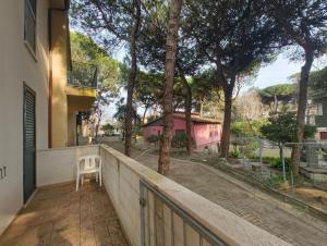 a balcony with a view of a yard at Cozy flat near the centre of Rosolina Mare in Rosolina Mare