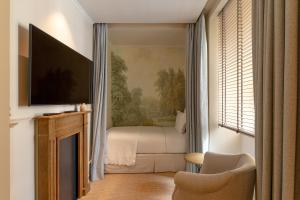 a room with a bedroom with a bed and a television at AlmaLusa Alfama in Lisbon