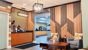 a lobby with a coffee table and a bar at Blaine Town Inn & Suites in Blaine