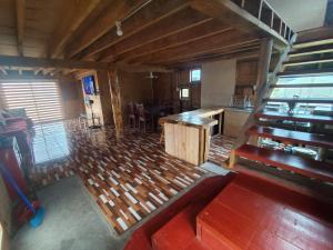 an overhead view of a kitchen and a living room at Cabaña Mymemprende in Río Bueno