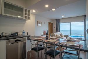 a kitchen and dining room with a table and chairs at Villa Azinhaga in Gaula
