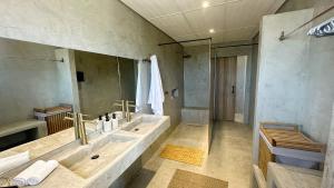 a bathroom with two sinks and a shower at Ugab Terrace Lodge in Fingerklippe 