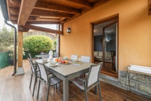 a dining room with a table and chairs at Casa Llanes (Poo) cerca de la playa - Traudel in Llanes