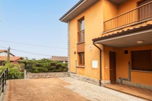 an entrance to a building with a balcony at Casa Llanes (Poo) cerca de la playa - Traudel in Llanes
