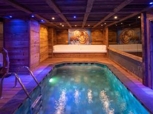 a hot tub in a room with two beds at Chalet K2 in Isola +17 photos