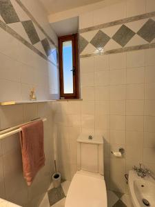 a bathroom with a toilet and a sink at casa cosetta in Gambassi Terme