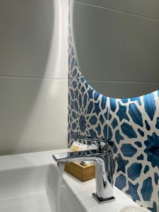 un bagno con lavandino e specchio e lavandino di Hotel De Rosa a Maiori Altre 47 foto
