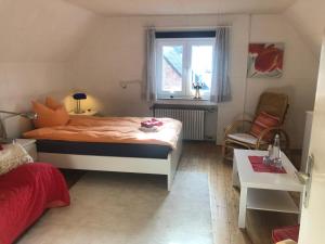 ein Schlafzimmer mit einem Bett, einem Fenster und einem Stuhl in der Unterkunft Glück in Benrath in Düsseldorf + 33 Fotos