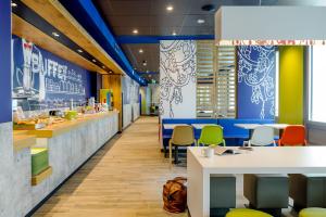 
A restaurant or other place to eat at ibis budget Frankfurt City Ost
