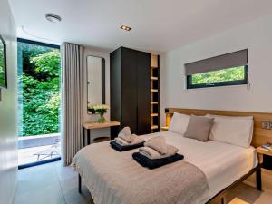 a bedroom with a bed with two towels on it at 2 Bed in Skipton oc-86230 in Elslack