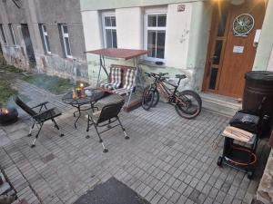 a patio with a table and chairs and a bike at Apartmán U Vaňků in Jáchymov