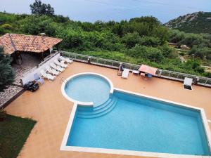 an overhead view of a swimming pool on a resort at Talia apartments & pool in Dobra Voda