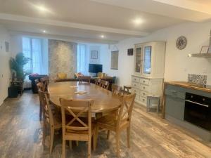 a kitchen and dining room with a wooden table and chairs at Le Grand Terroir - 12 pers - centre de Dormans in Dormans +24 photos