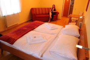 Ein Bett oder Betten in einem Zimmer der Unterkunft Schloss Hotel Zeillern