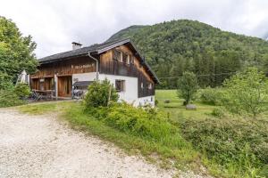 an old barn with a mountain in the background at Gites le moulin - rochette in La Compôte