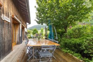 a wooden deck with a table and chairs at Gites le moulin - lanchette in La Compôte