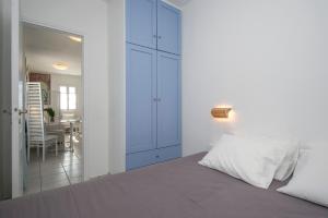 Posteľ alebo postele v izbe v ubytovaní Aiolos Home with private veranda and amazing sea views, Paros + 15 fotografií