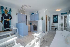 Η κουζίνα ή μικρή κουζίνα στο Aiolos Home with private veranda and amazing sea views, Paros