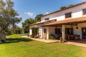 a house with a patio and a yard at Casa do Cabeço in Maiorga