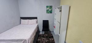 a small bedroom with a bed and a chair at Quarto com otima localização in Manaus