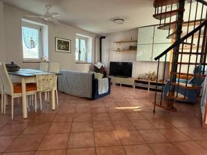 a living room with a table and a television at Casa dei Gufi in Cella