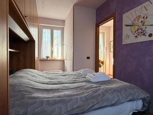 a bedroom with a bed with towels on it at Casa dei Gufi in Cella