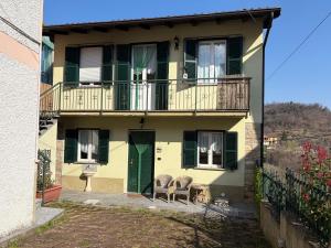 a building with two chairs and a balcony at Casa dei Gufi in Cella