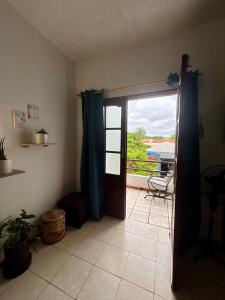 a room with a door open to a balcony with a view at Confort total, cerca de todo in Asunción