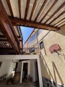 an attic of a building with a wooden roof at MyG-BarriAlto in Cirueña