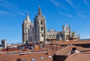 an image of a cathedral with red roofs at Feeling Home Suites&Rooms in León