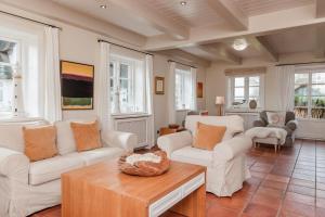 a living room with white chairs and a table at Lunhues Lucia in Dunsum