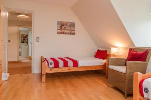 a small room with a bed and a chair at Lunhues Lucia in Dunsum