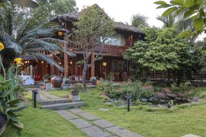 a house with a garden in front of it at Moc Homestay & Villa in Cư Chinh