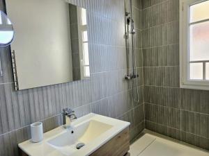 a bathroom with a sink and a shower at L'Authentique Centre-Ville - Perpignan in Perpignan +16 photos