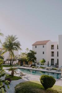 a view of the pool at the resort at SM Apartments in San José del Cabo