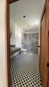 a bathroom with a black and white tiled floor at Casa Olivos in Ciudad Vieja