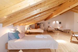 a bedroom with a large bed and a living room at Apartamento espaçoso em Lagos – ideal para grupos in Lagos