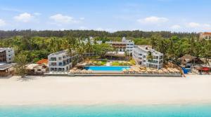バンブリにあるBamburi Beach Hotelのビーチにあるリゾートの空撮写真