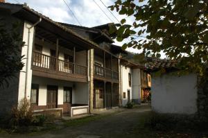 ein altes Gebäude mit Balkon auf einer Straße in der Unterkunft Casa Cecilia in Espinaredo