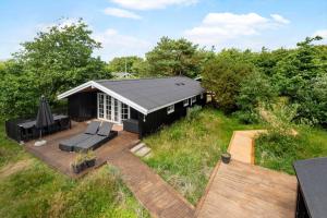 an overhead view of a black house with a deck at FAN026-Fano-Hedesvinget-12 in Fanø