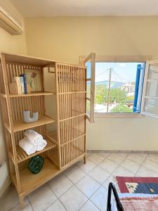 a book shelf in a room with a window at Villa Galazia in Megalochori