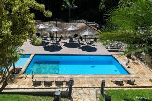 an overhead view of a swimming pool with lounge chairs at Pousada Reserva Penedo in Penedo