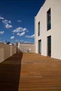 een promenade op het dak van een wit gebouw bij May Ramblas Hotel in Barcelona