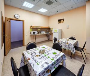 una sala conferenze con 2 tavoli e un frigorifero di GorodOtel on Kievskiy a Mosca