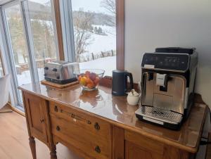 a counter with a coffee maker and a toaster at Auberge Baie-St-Paul in Baie-Saint-Paul