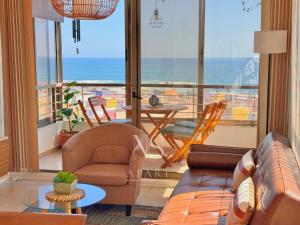a living room with a couch and a table at NORTHSUITE - Vista al Mar - 3 Dormitorios - Parking in Antofagasta +17 photos